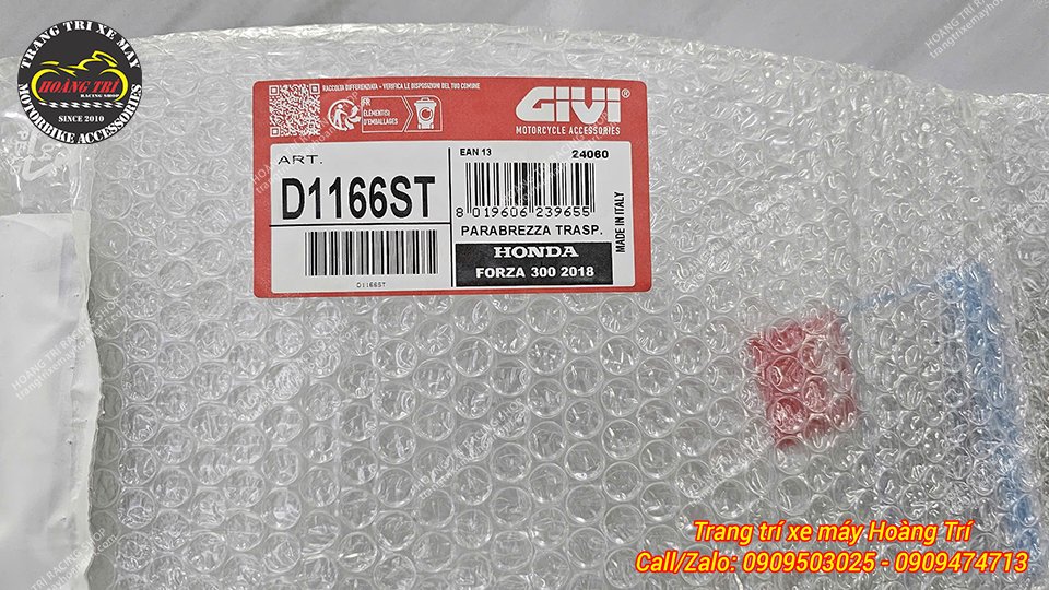 Cận cảnh chi tiết tem Givi Made in Italy của sản phẩm kính chắn gió Givi Forza 300