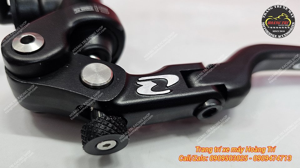 Cận cảnh chi tiết logo Racing Boy được khắc nổi trên tay thắng