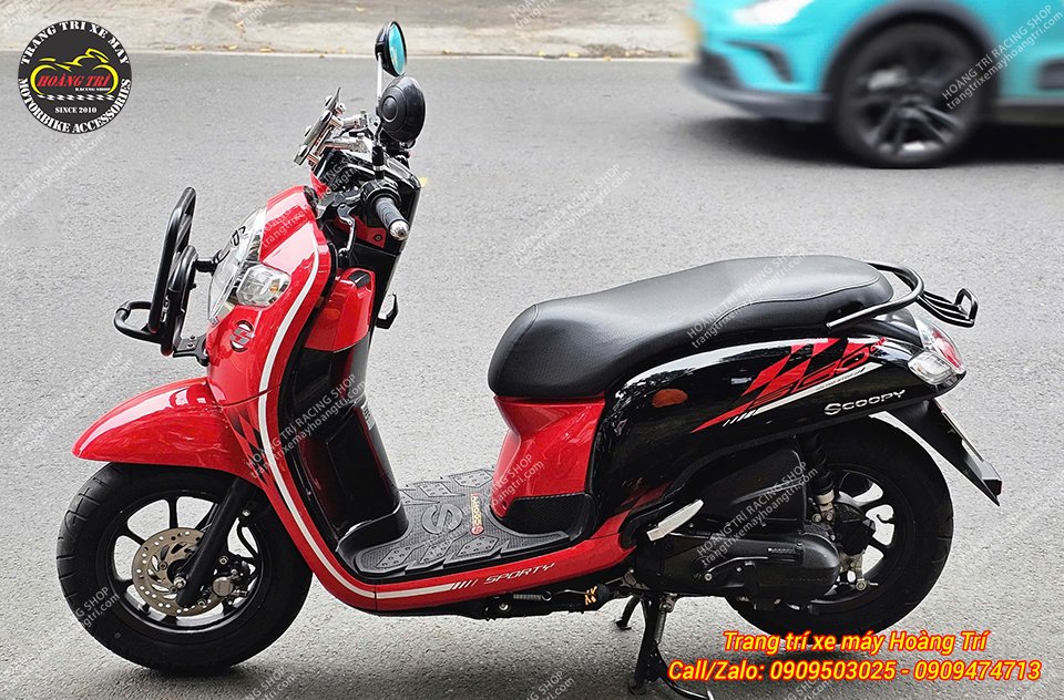 Anh khách còn nâng cấp cùng với baga trước với phong cách Vespa