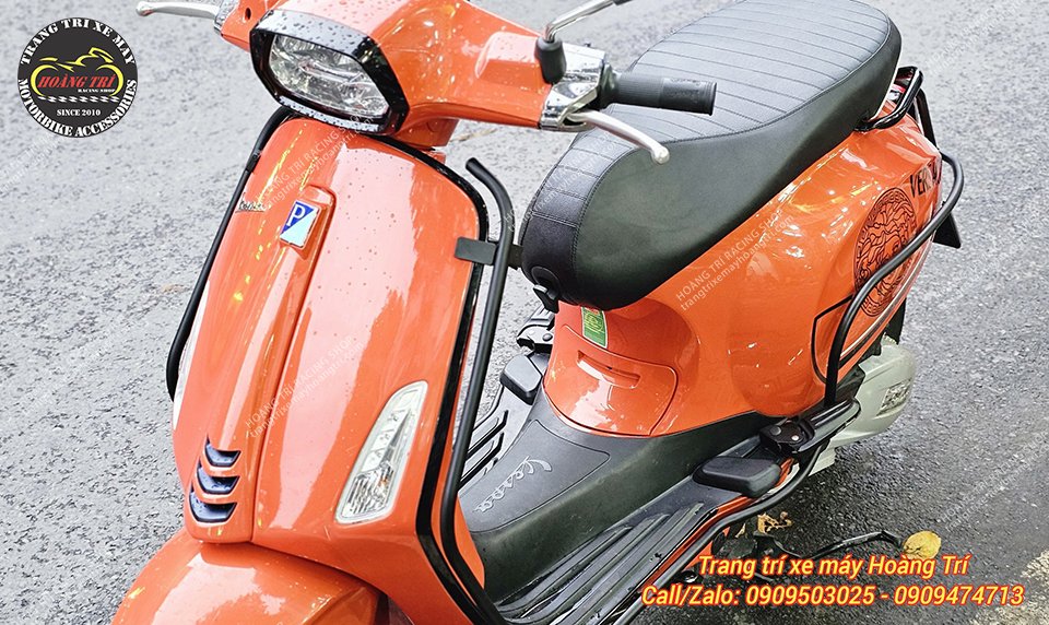 Khung viền bảo vệ sơn tĩnh điện màu đen trang bị cho xe Vespa Sprint màu cam