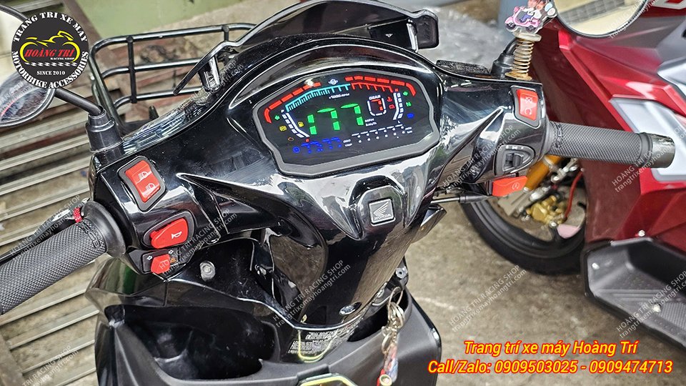 Đồng hồ kiểu Ducati mang đến vẻ ngoài đầy màu sắc và hiện đại cho xe