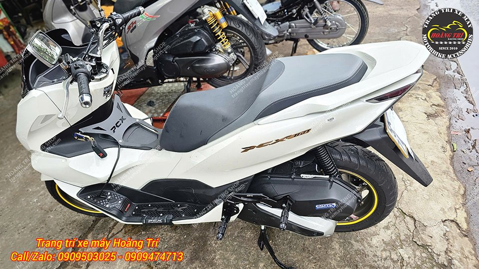 Ngoài ra anh khách còn trang bị thêm gác chân phụ cho xe PCX 160