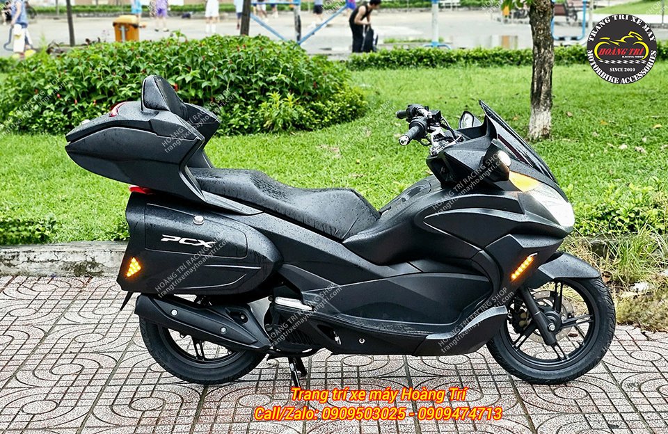 Toàn cảnh góc view bên phải của xe PCX 2014 độ phong cách Goldwing