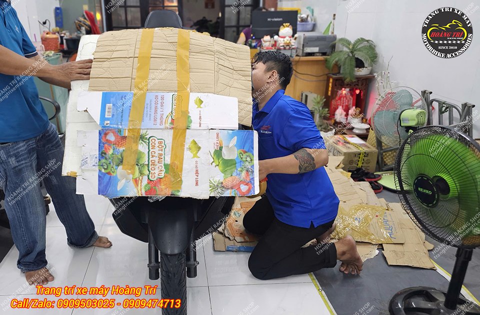 Giấy báo, carton được dán mọi phía rất cẩn thận