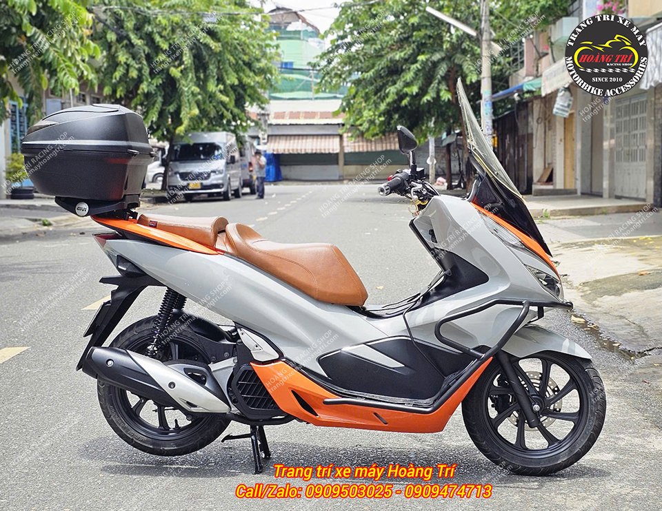 Tổng thể xe PCX 2018 với trọn bộ khung chống đổ HTR (view bên phải)