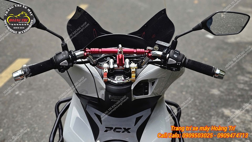 Thanh giằng ghi đông màu đỏ nổi bật trang bị cho xe PCX 2018