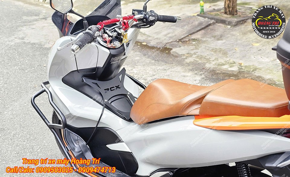 Anh khách còn trang bị thêm nhiều phụ kiện độ kiểng cho xe PCX 2018