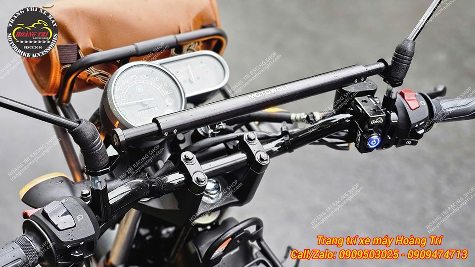 Thanh ngang ghi đông MotoWolf trang bị cho xe PG-1 với thương hiệu MotoWolf được in tại vị trí trung tâm