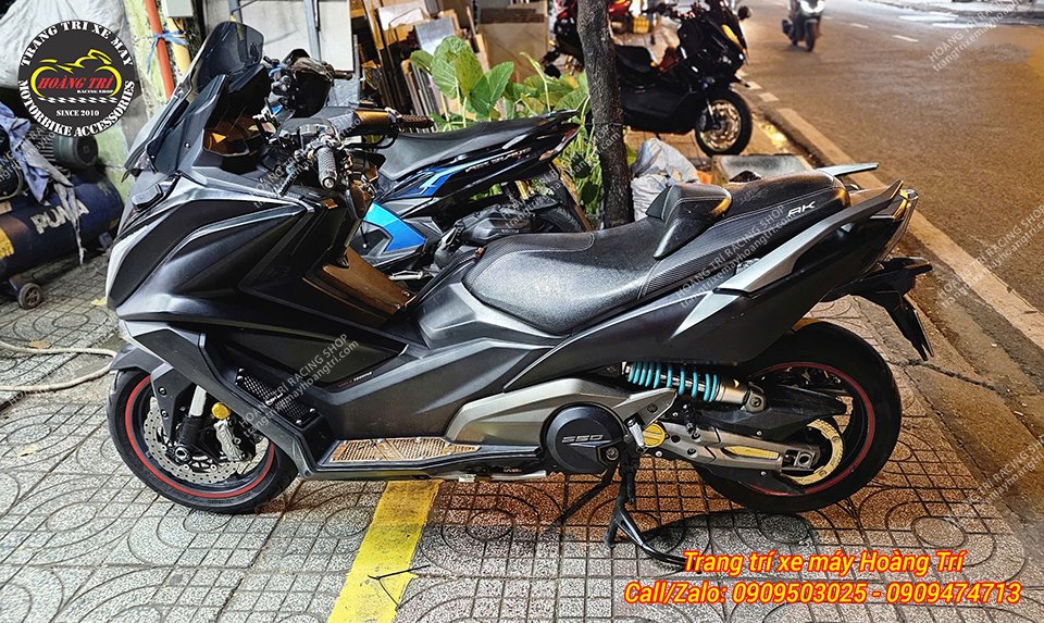 Một trong những phụ kiện best seller tại Hoàng Trí Shop - Gác chân phụ độ xe Kymco AK 550 PREMIUM