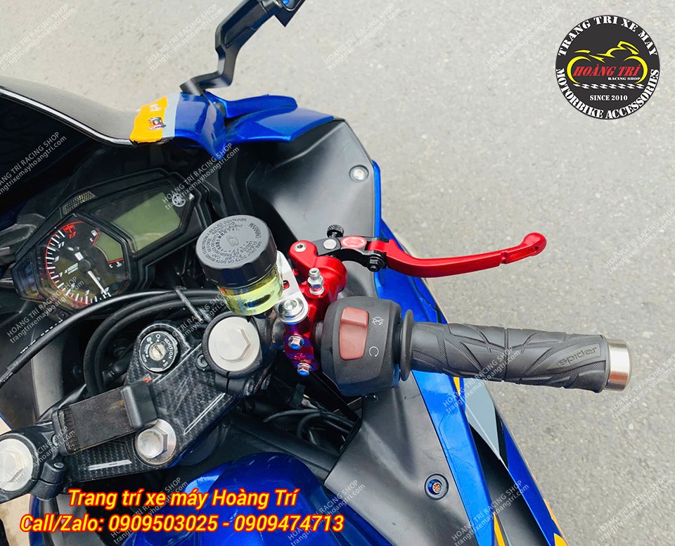 Đi cùng đó là tay thắng Racing Boy S1 cũng được trang bị cho xe Yamaha R3