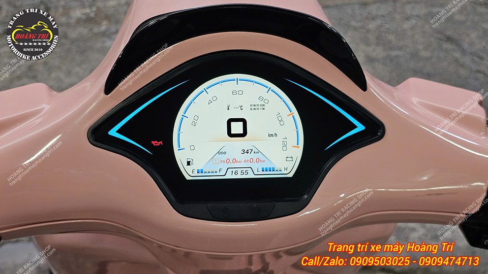 Cận cảnh chế độ sáng trên cụm đồng hồ Full LCD Vespa màu hồng