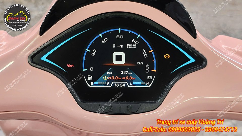 Cận cảnh chế độ tối trên cụm đồng hồ Full LCD Vespa màu hồng