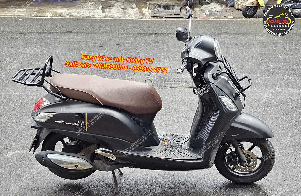 Baga trước, baga sau mang đến phong cách đậm Vespa cho xe Grande đen mờ