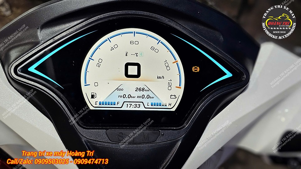 Do anh khách trang bị đồng hồ Vespa full LCD nên tín hiệu ABS cũng được tích hợp trên đồng hồ