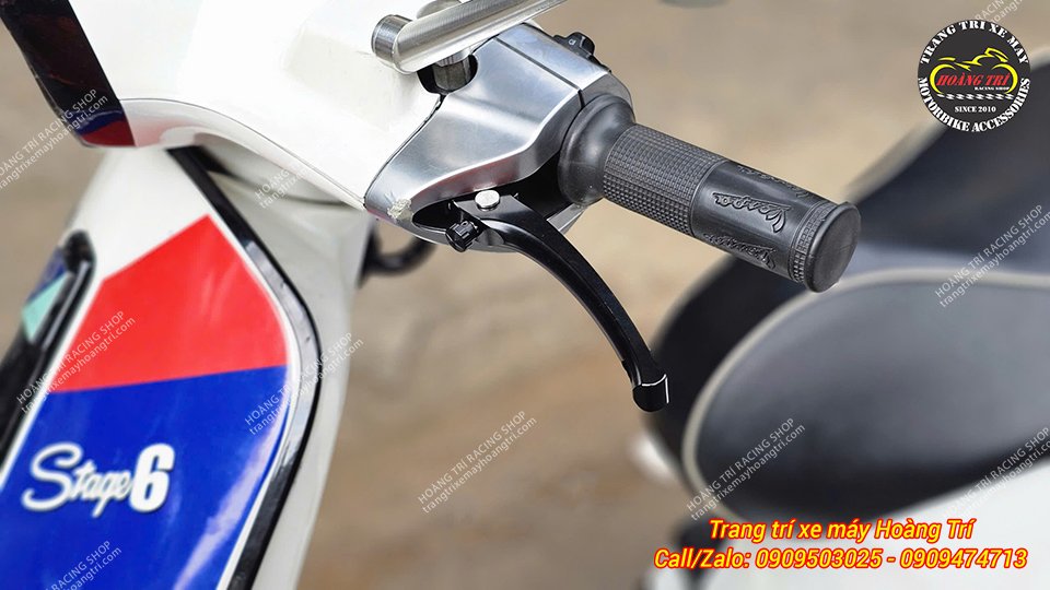 Tay thắng nhôm CNC tông đen có tăng chỉnh cho xe Vespa