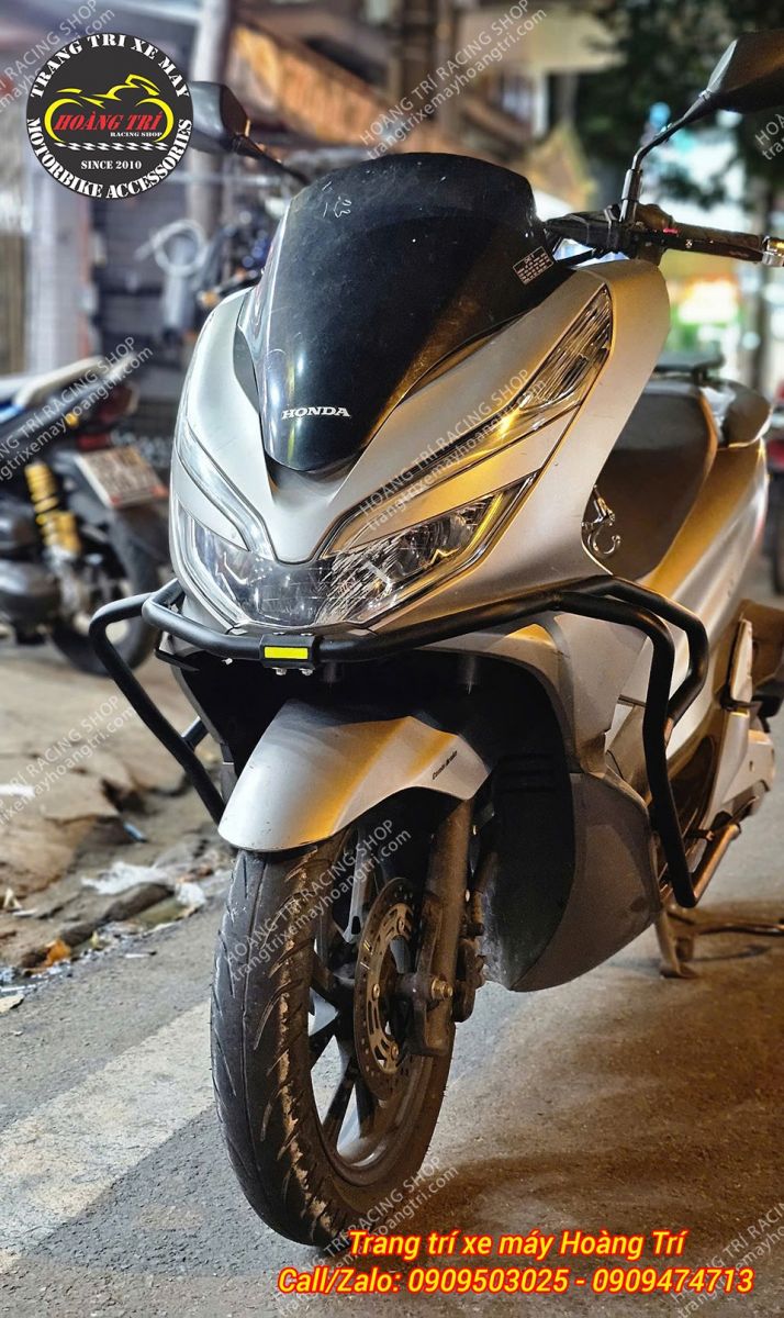 Khung chống đổ HTR trang bị cho xe PCX 2018 với khung viền màu đen