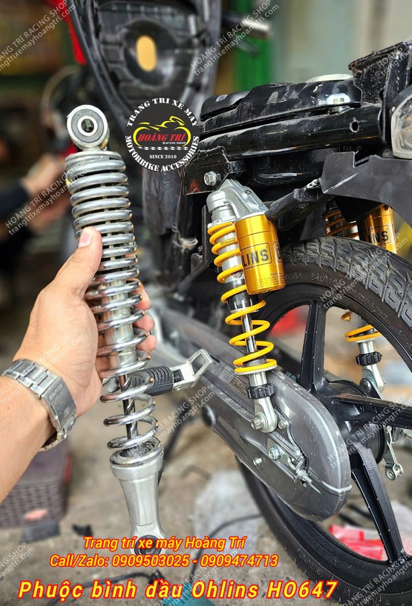 Trên tay cây phuộc zin và bên cạnh là phuộc Ohlins đẳng cấp