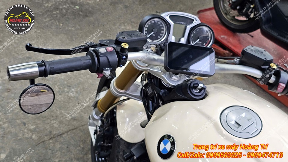 Anh khách còn trang bị cùng kính gù Motogadget đẹp mắt