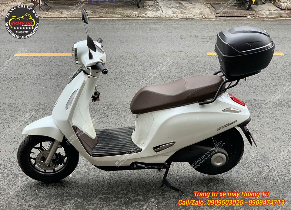 Tổng thể chiếc Vinfast Evo với baga sau và thùng Givi chính hãng B270N2B