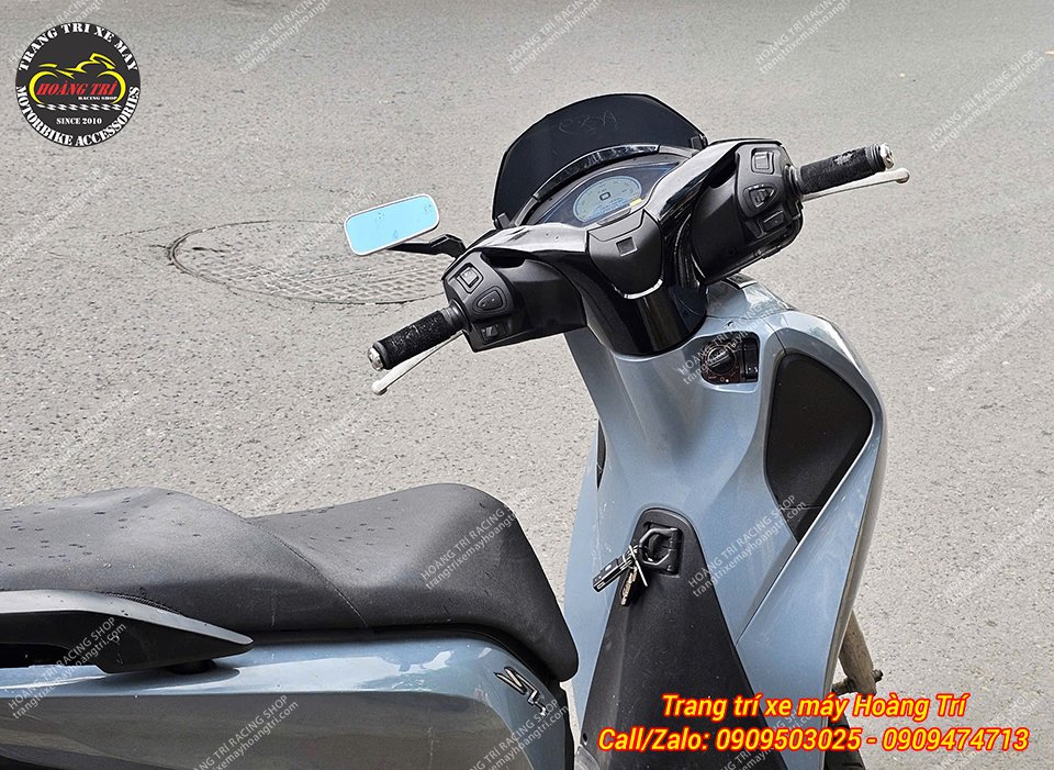 Lắp các phụ tùng dàn áo lên nữa là hoàn thiện lắp đặt đồng hồ Vespa Full LCD cho xe