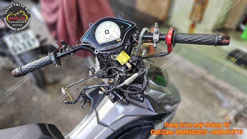 Chuẩn bị chế nhựa bợ giữ đồng hồ để phù hợp với chiếc đồng hồ full LCD Vespa