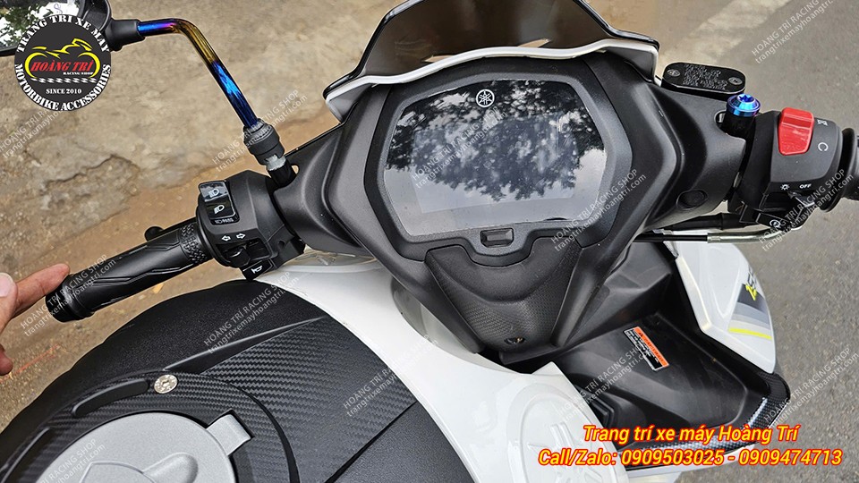 Khi bẻ lái hết sang trái sẽ cạ nhẹ phần thùng đựng đồ Moto