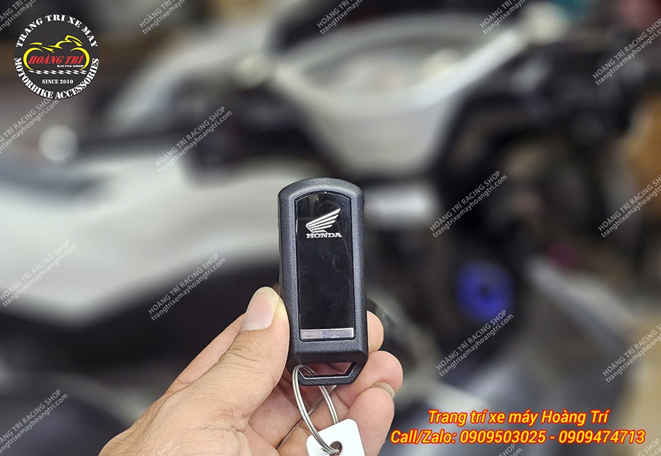 Chiếc remote chính hãng Honda với logo cánh chim màu bạc