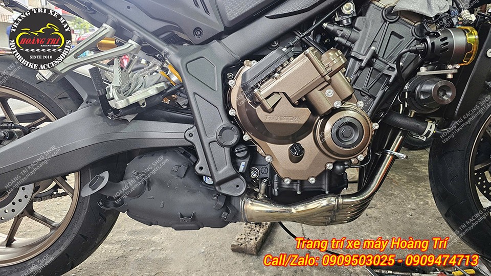 Cây pô Akrapovic đang trong quá trình lắp đặt cho xe CB650R