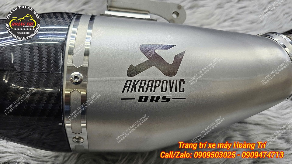 Trên cây pô được khắc thương hiệu và dòng pô - Akrapovic DRS