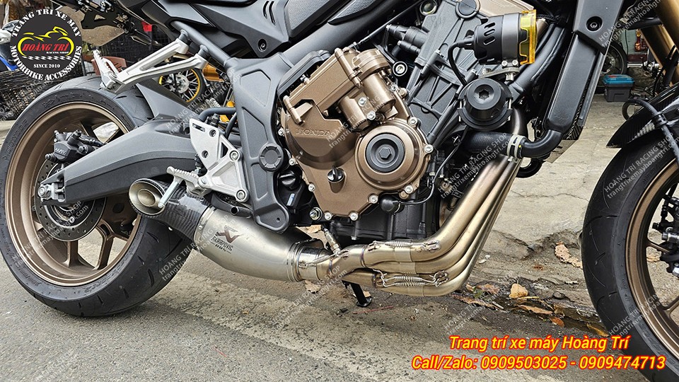 Cây phuộc Akrapovic chính hãng được thay thế cây pô zin mang đến ngoại hình hầm hố hơn