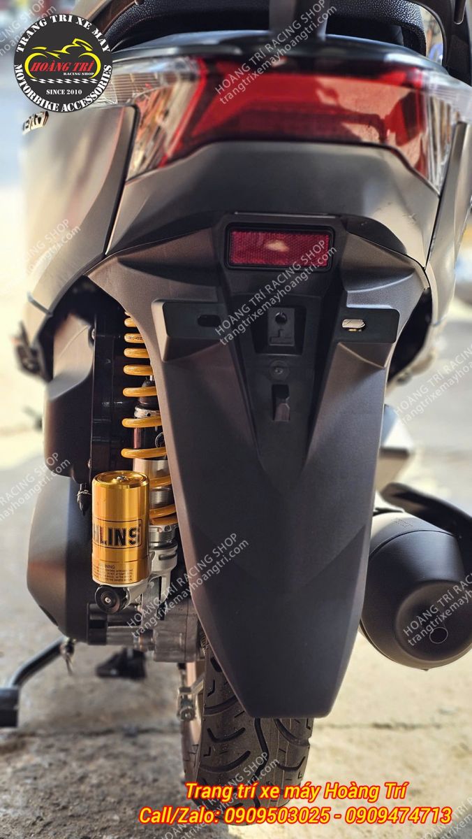 Thêm vào đó, màu sắc của xe khá tối và đây là cơ hội để phuộc Ohlins chính hãng tỏa sáng