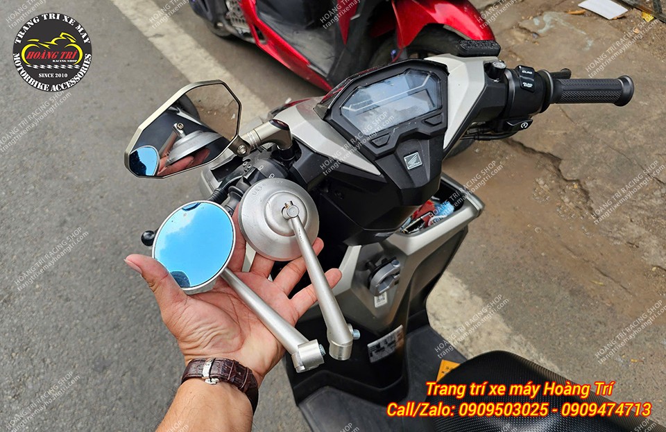 Trên tay cặp kính tròn được thay thế bằng cặp kính Motogadget MT V2