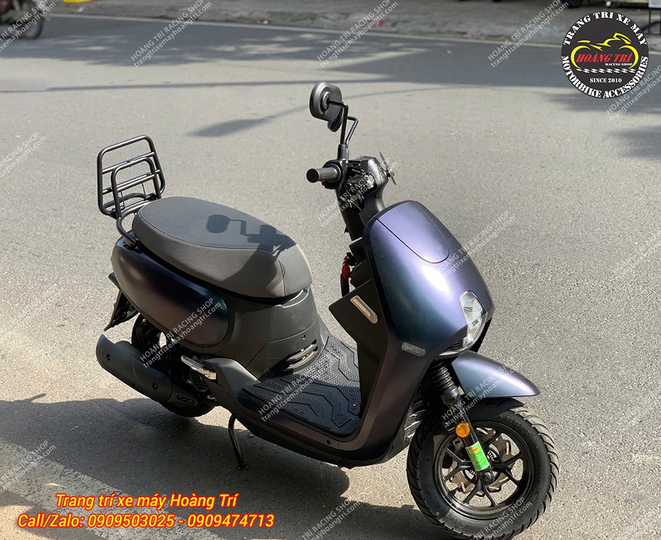 Baga sau kiểu Vespa màu đen lắp SYM Priti cùng tông màu rất phù hợp