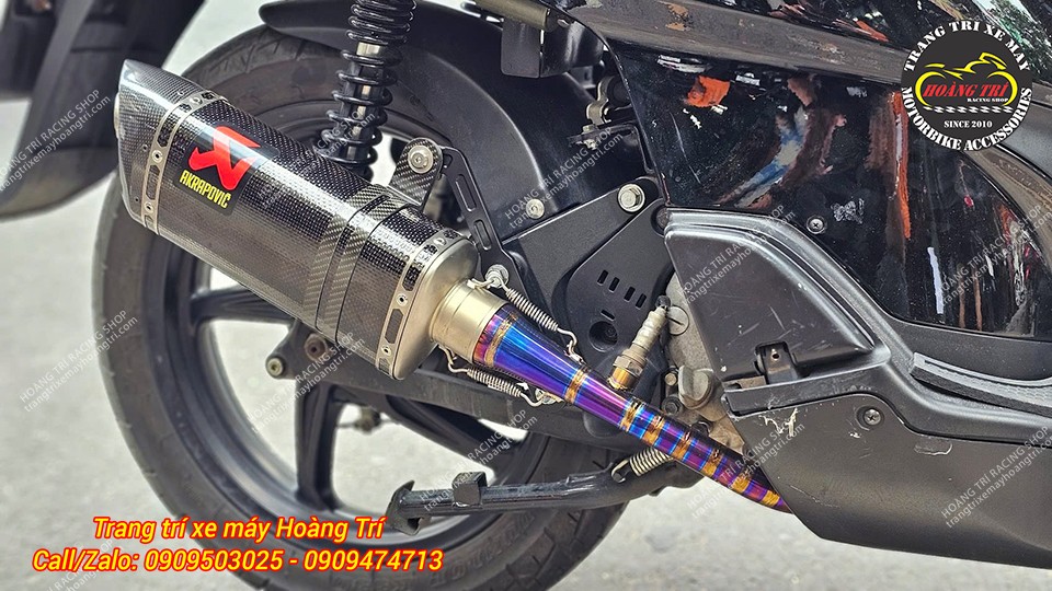 Full set pô Akrapovic carbon cùng cổ pô titan được trang bị cho xe