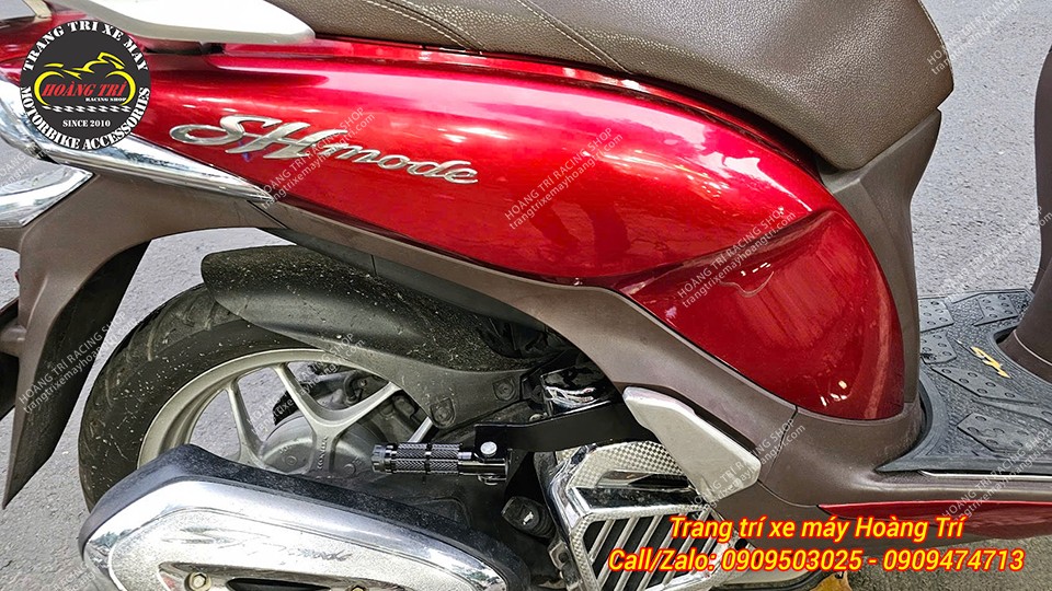 Chiếc Sh Mode màu đỏ được nâng cấp thêm gác chân phụ phía sau