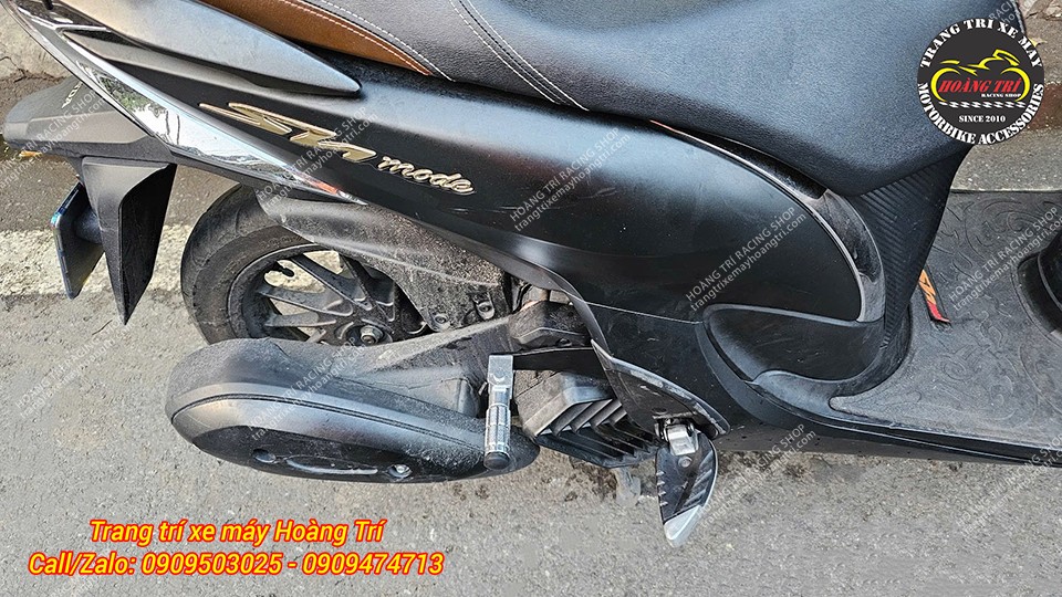 Gác chân phụ được bật ra để cả 2 thành viên phía sau đều có điểm tựa vững chắc