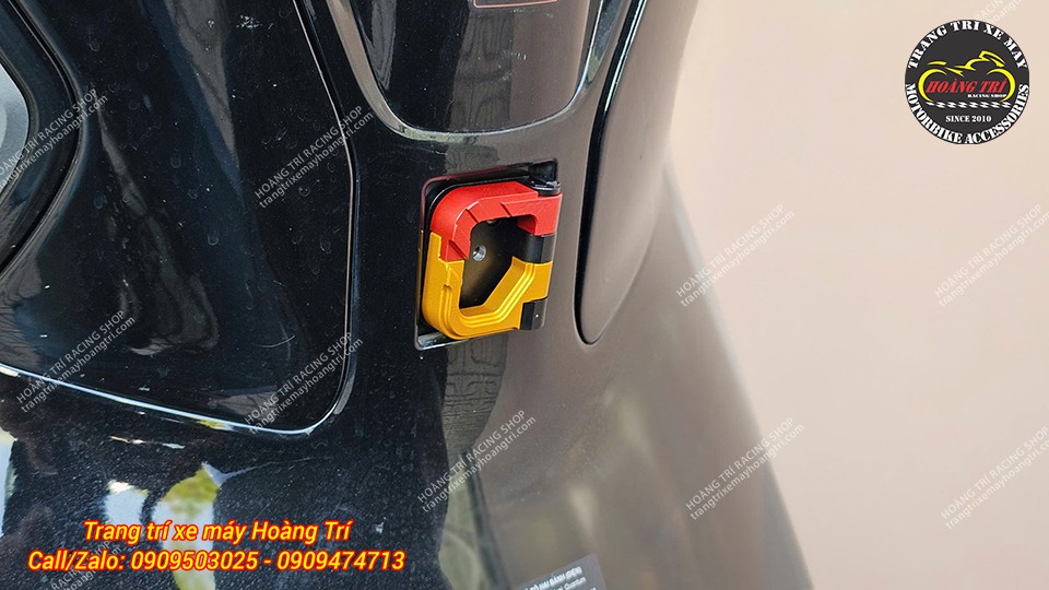 Móc treo nhôm CNC với 2 màu sắc đỏ và vàng nổi bật