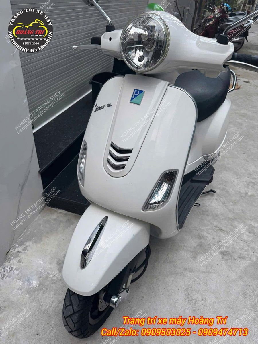 Đèn pha của xe là đèn tròn nguyên bản của xe Vespa LX