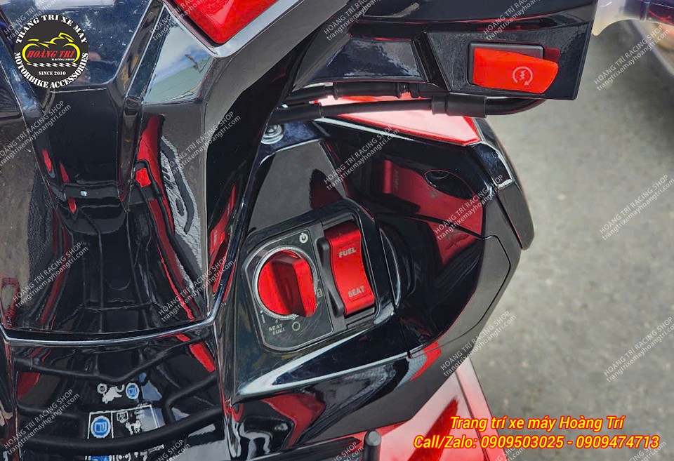 Núm nhôm CNC màu đỏ nổi bật trên xe Airblade 160 cùng tông màu