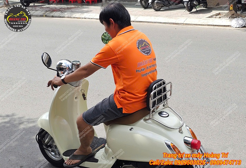 Trước khi giao xe, nhân viên kiểm tra kỹ lưỡng baga sau đã lắp
