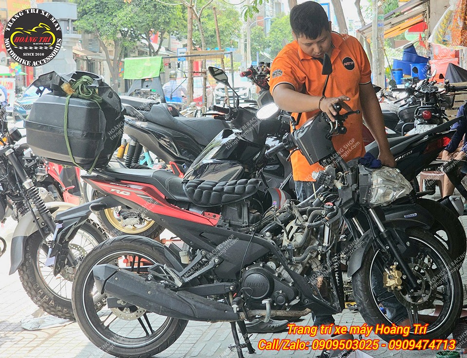 Nhân viên đang chăm sóc kỹ lưỡng cho xế cưng Exciter 155