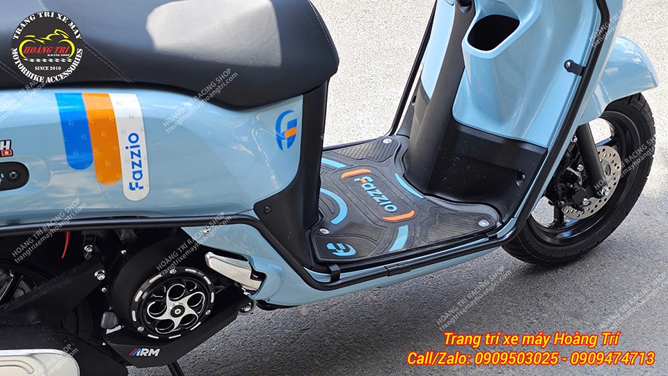 Thảm để chân Fazzio màu neon trang bị cho xe cùng tông màu