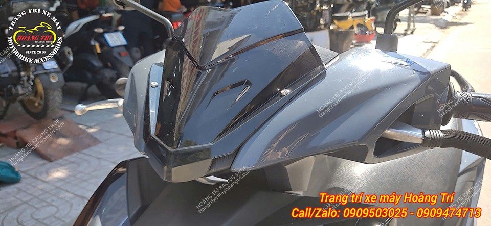 Xe được lắp thêm mão chắn gió Racing Star tăng tính thẩm mỹ và chắn gió hiệu quả