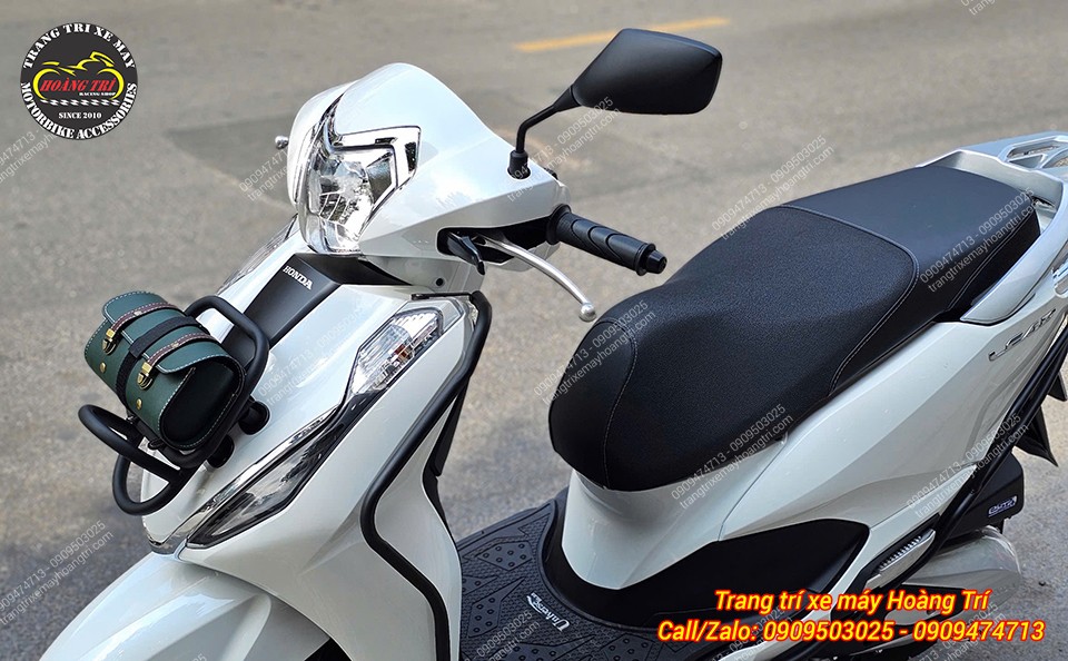 Sự kết hợp giữa baga trước và túi treo đồ tạo nên tổng thể cực kỳ nghệ thuật.