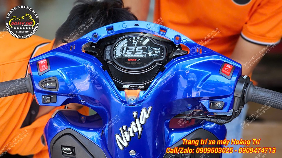 Đồng hồ mới đã được lắp đặt tại vị trí bảng điều khiển trung tâm