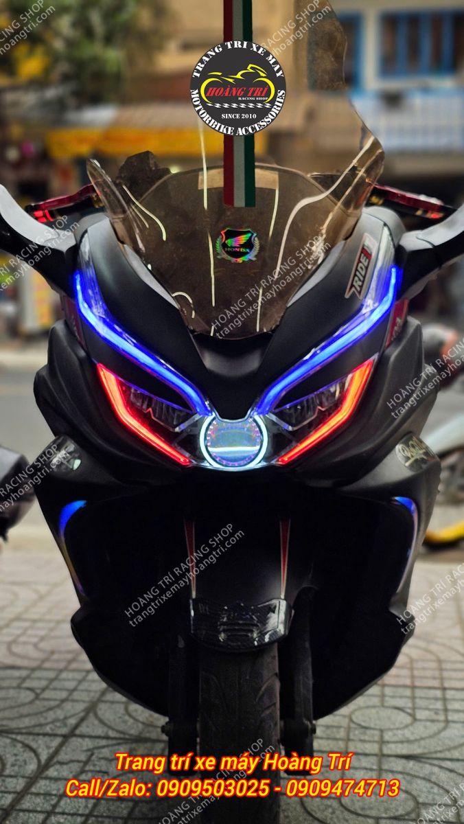 Góc nhìn chính diện cho thấy rõ nét vẻ đẹp của PCX 2018 sau khi lên combo nâng cấp