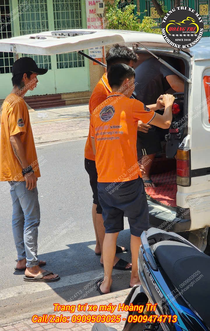 Sau khi độ xe hoàn chỉnh, shop hỗ trợ gửi lại xe qua dịch vụ vận chuyển cho anh khách ở xa.
