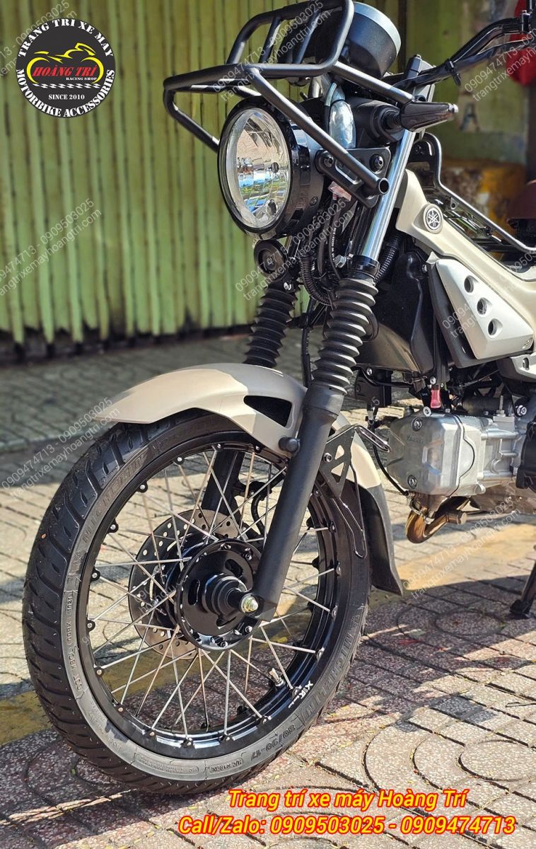 Niềng trước nhôm nén nguyên khối được gia công sắc nét, nhìn cực kỳ cao cấp.