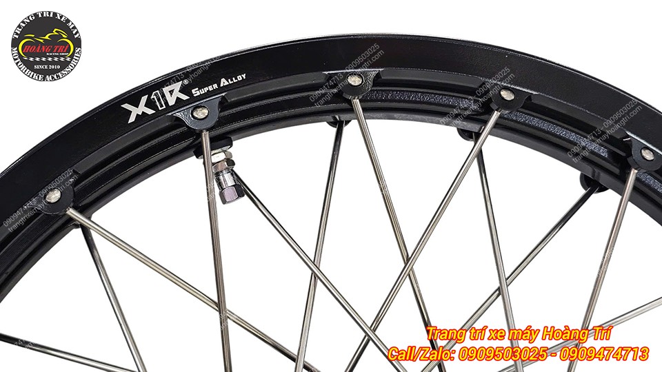 Logo thương hiệu X1R được khắc trực tiếp trên niềng căm inox, thể hiện sự chính hãng và đẳng cấp.