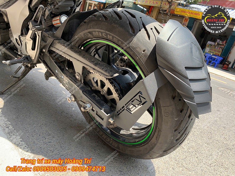 Chắn bùn sau Shark Power được thiết kế góc cạnh, trang bị cho xe Z800.